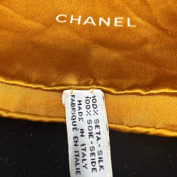 Holiday sale ! Chanel Silk Yellow scarf / White Floral Pattern 35 x 35 Vintage - Picture 7 of 7
